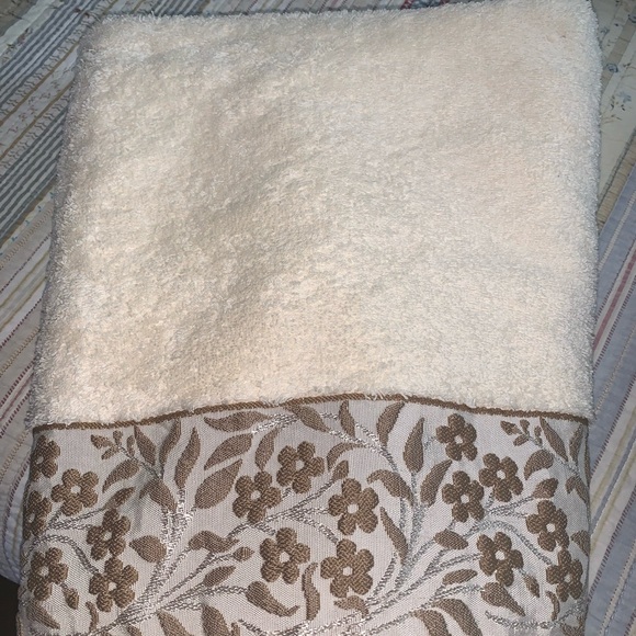 HYGGE Bath Towel - Picture 3 of 8